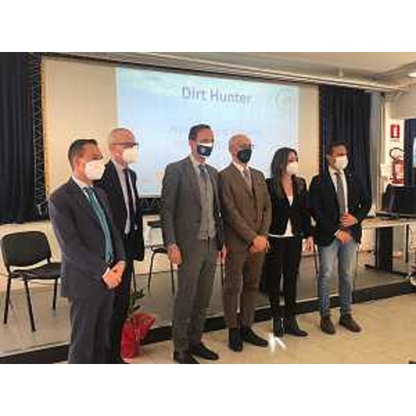 Il governatore Massimiliano Fedriga alla presentazione del progetto Dirt Hunter, sviluppato dallIsis Enrico Mattei di Latisana-Lignano Sabbiadoro e giudicato come il miglior progetto del Friuli Venezia Giulia tra quelli presentati al concorso "Active Young Citizens for Sustainable Development in Cei and Aii Areas" lanciato dall'Iniziativa Centro Europea (InCe) assieme all'Iniziativa Adriatico-Ionica (Iai), assieme al dirigente dell'Istituto e ai sindaci di Latisana, Lignano e Marano Lagunare e il consigliere Maddalena Spagnolo. - Il governatore Massimiliano Fedriga alla presentazione del progetto Dirt Hunter, sviluppato dallIsis Enrico Mattei di Latisana-Lignano Sabbiadoro e giudicato come il miglior progetto del Friuli Venezia Giulia tra quelli presentati al concorso "Active Young Citizens for Sustainable Development in Cei and Aii Areas" lanciato dall'Iniziativa Centro Europea (InCe) assieme all'Iniziativa Adriatico-Ionica (Iai), assieme al dirigente dell'Istituto e ai sindaci di Latisana, Lignano e Marano Lagunare e il consigliere Maddalena Spagnolo.