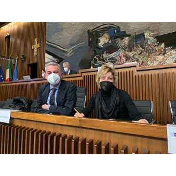 L'assessore regionale alle Finanze Barbara Zilli con il presidente della I Commissione del Consiglio regionale Alessandro Basso - L'assessore regionale alle Finanze Barbara Zilli con il presidente della I Commissione del Consiglio regionale Alessandro Basso