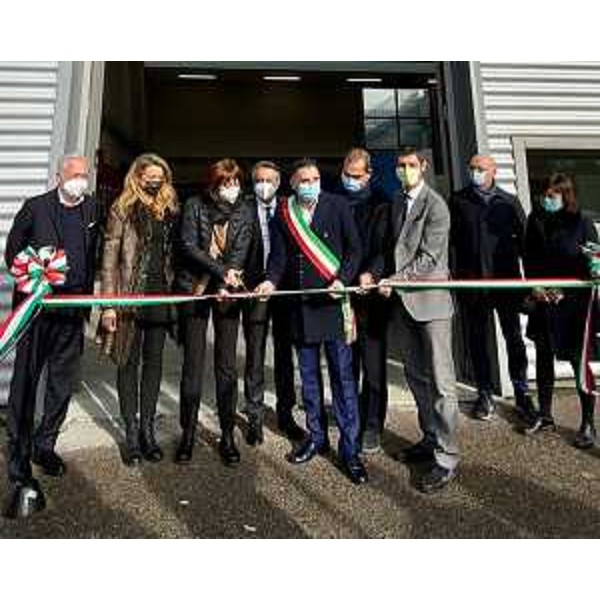 L'assesore regionale alla Formazone e Istruzione Alessia Rosolen al taglio del nastro dell'innovation platoforma ll'Isis Carniello di Brugnera - L'assesore regionale alla Formazone e Istruzione Alessia Rosolen al taglio del nastro dell'innovation platoforma ll'Isis Carniello di Brugnera