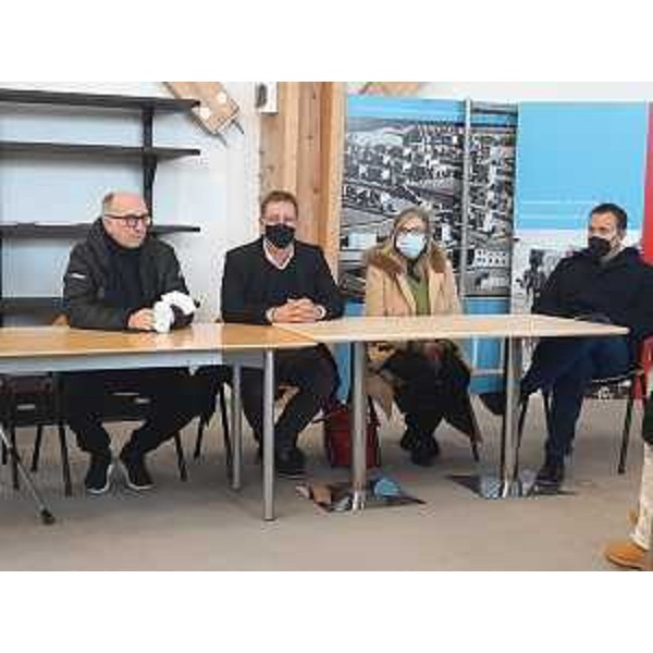 Il vicegovernatore con delega alla Salute Riccardo Riccardi (primo a sinistra) alla presentazione dell'hub vaccinale di Montedoro. Alla sua sinistra Paolo Polidori, sindaco di Muggia, Ofelia Altomare, di Asugi, e Sergio Bavazzano, direttore del centro commerciale che ospita la struttura - Il vicegovernatore con delega alla Salute Riccardo Riccardi (primo a sinistra) alla presentazione dell'hub vaccinale di Montedoro. Alla sua sinistra Paolo Polidori, sindaco di Muggia, Ofelia Altomare, di Asugi, e Sergio Bavazzano, direttore del centro commerciale che ospita la struttura