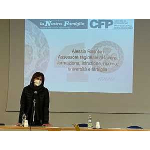 L'assessore regionale alla Formazione, Istruzione e Famiglia Alessia Rosolen durante l'incontro svoltosi a S. Vito al Tagliamento - L'assessore regionale alla Formazione, Istruzione e Famiglia Alessia Rosolen durante l'incontro svoltosi a S. Vito al Tagliamento