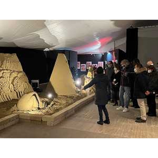 L'assessore al Turismo Sergio Emido Bini alla visita del presepe di sabbia a Lignano - L'assessore al Turismo Sergio Emido Bini alla visita del presepe di sabbia a Lignano