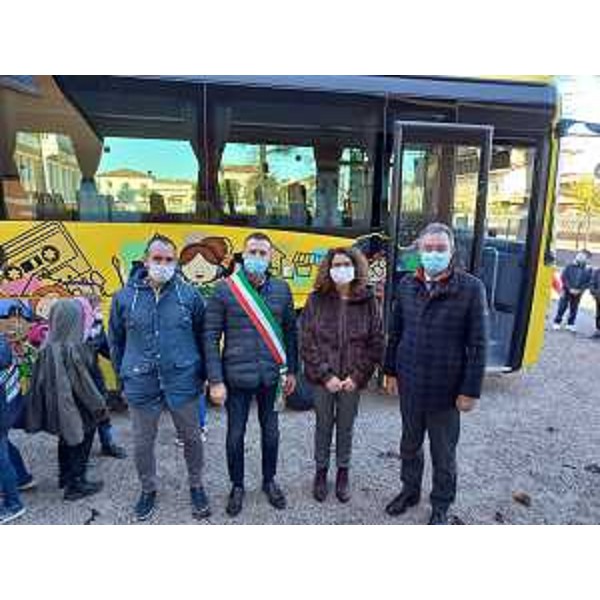 Foto di gruppo con l'assessore Pizzimenti (il primo da destra) vicino al nuovo scuolabus di Gonars. - Foto di gruppo con l'assessore Pizzimenti (il primo da destra) vicino al nuovo scuolabus di Gonars.