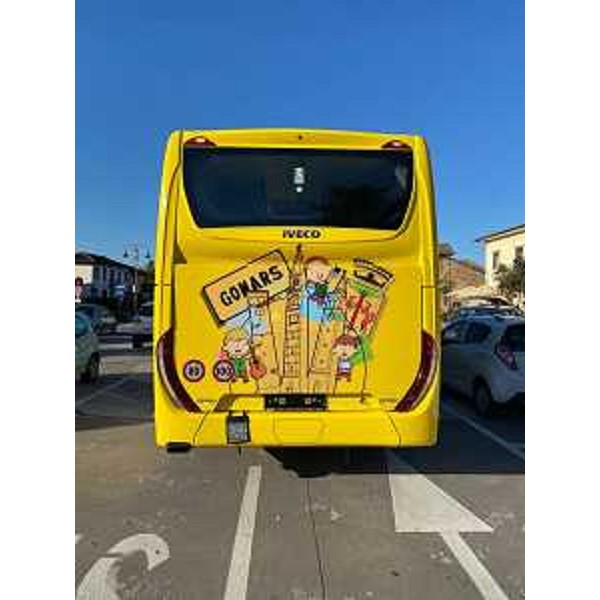 Sul retro dello scuolabus sono raffigurati i tre campanili dei paesi di Gonars, Fauglis e Ontagnano. - Sul retro dello scuolabus sono raffigurati i tre campanili dei paesi di Gonars, Fauglis e Ontagnano.
