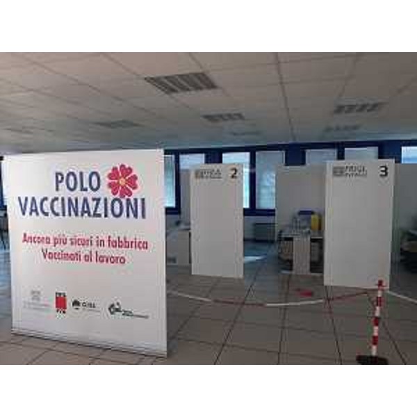 Il padiglione della zona industriale di Pordenone che disloca otto postazioni - Il padiglione della zona industriale di Pordenone che disloca otto postazioni