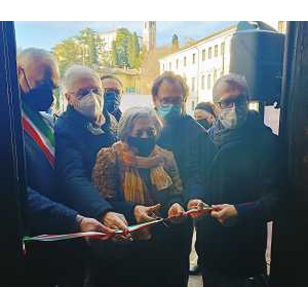 Il momento del taglio del nastro a Udine, con il presidente Piero Mauro Zanin (a destra) - Il momento del taglio del nastro a Udine, con il presidente Piero Mauro Zanin (a destra)