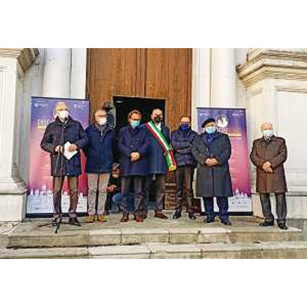 La foto di gruppo nel giorno di inaugurazione, all'esterno della chiesa di Sant'Antonio Abate - La foto di gruppo nel giorno di inaugurazione, all'esterno della chiesa di Sant'Antonio Abate
