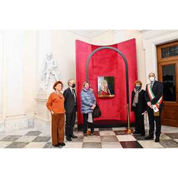 L'assessore regionale alla Cultura Tiziana Gibelli davanti all'opera esposta con i presidenti delle Fondazioni Cassa di Risparmio di Udine, Giuseppe Morandni, e Trieste, Tiziana Benussi, la presidente del Fai Fvg Tiziana Sandrinelli e il sindaco di Gemona del Friuli, Roberto Revelant. - L'assessore regionale alla Cultura Tiziana Gibelli davanti all'opera esposta con i presidenti delle Fondazioni Cassa di Risparmio di Udine, Giuseppe Morandni, e Trieste, Tiziana Benussi, la presidente del Fai Fvg Tiziana Sandrinelli e il sindaco di Gemona del Friuli, Roberto Revelant. 