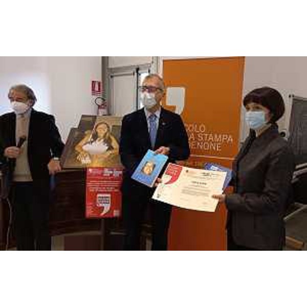 Il presidente Zanin consegna a Erika Adami uno dei riconoscimenti - Il presidente Zanin consegna a Erika Adami uno dei riconoscimenti