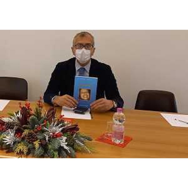 Piero Mauro Zanin sul banco dei relatori durante la premiazione ad Aviano - Piero Mauro Zanin sul banco dei relatori durante la premiazione ad Aviano