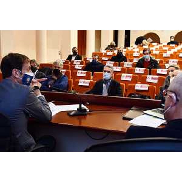 Il governatore Fedriga interviene in occasione della sigla della lettera dintenti per la costituzione del distretto commerciale di Pordenone nell'auditorium della Regione. - Il governatore Fedriga interviene in occasione della sigla della lettera dintenti per la costituzione del distretto commerciale di Pordenone nell'auditorium della Regione.