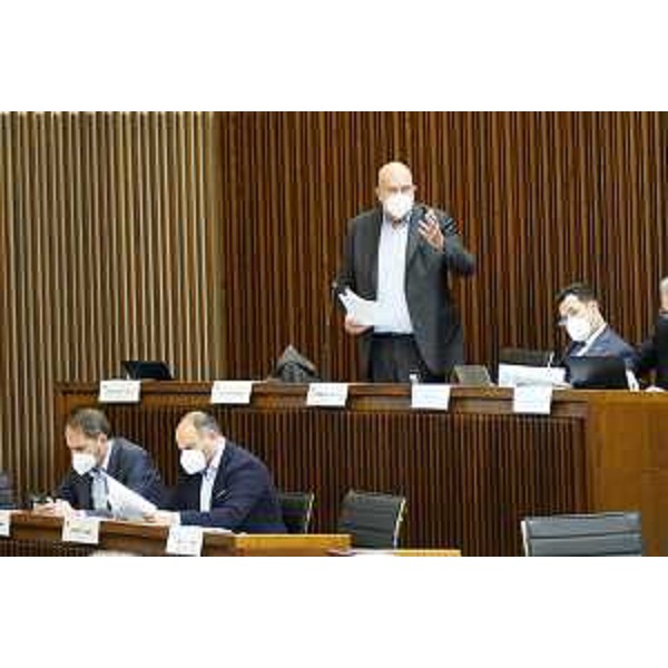 Roberto Cosolini (Pd) durante un intervento in aula - Roberto Cosolini (Pd) durante un intervento in aula