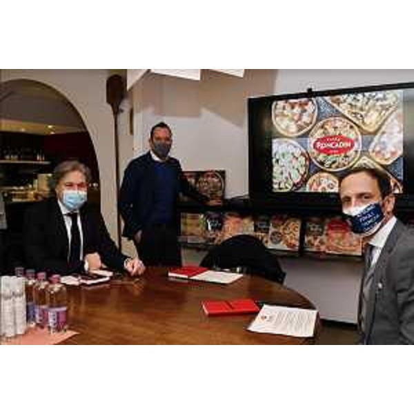 In primo piano il governatore Fedriga e l'assessore Bini. - In primo piano il governatore Fedriga e l'assessore Bini.