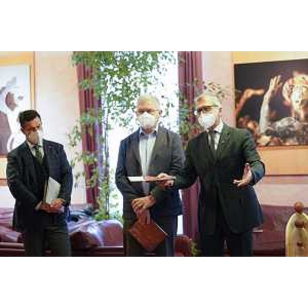 Il presidente del Cr Fvg, Piero Mauro Zanin (al centro), con il consigliere Franco Iacop (a sx) e il presidente dell'Unpli Fvg, Valter Pezzarini - Il presidente del Cr Fvg, Piero Mauro Zanin (al centro), con il consigliere Franco Iacop (a sx) e il presidente dell'Unpli Fvg, Valter Pezzarini