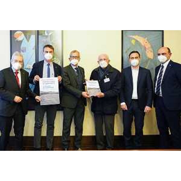 Franceschino Barazzutti (terzo da dx) consegna la petizione al presidente del Cr Fvg, Piero Mauro Zanin. Al loro fianco (da sx), i consiglieri Furio Honsell (Open), Luca Boschetti (Lega), Massimo Moretuzzo (Patto) e Cristian Sergo (M5S) - Franceschino Barazzutti (terzo da dx) consegna la petizione al presidente del Cr Fvg, Piero Mauro Zanin. Al loro fianco (da sx), i consiglieri Furio Honsell (Open), Luca Boschetti (Lega), Massimo Moretuzzo (Patto) e Cristian Sergo (M5S)