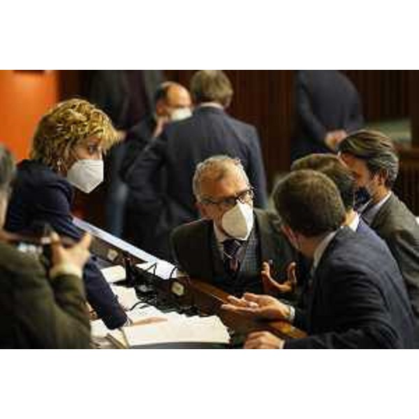 Conciliabolo tra l'assessore Fvg alle Finanze, Barbara Zilli, il presidente del Cr Fvg, Piero Mauro Zanin, e l'assessore Fvg alle Autonomie locali, Pierpaolo Roberti - Conciliabolo tra l'assessore Fvg alle Finanze, Barbara Zilli, il presidente del Cr Fvg, Piero Mauro Zanin, e l'assessore Fvg alle Autonomie locali, Pierpaolo Roberti