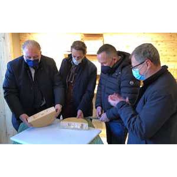 Una fase della cerimonia di inaugurazione della latteria di Ovaro alla presenza dell'assessore regionale Stefano Zannier - Una fase della cerimonia di inaugurazione della latteria di Ovaro alla presenza dell'assessore regionale Stefano Zannier