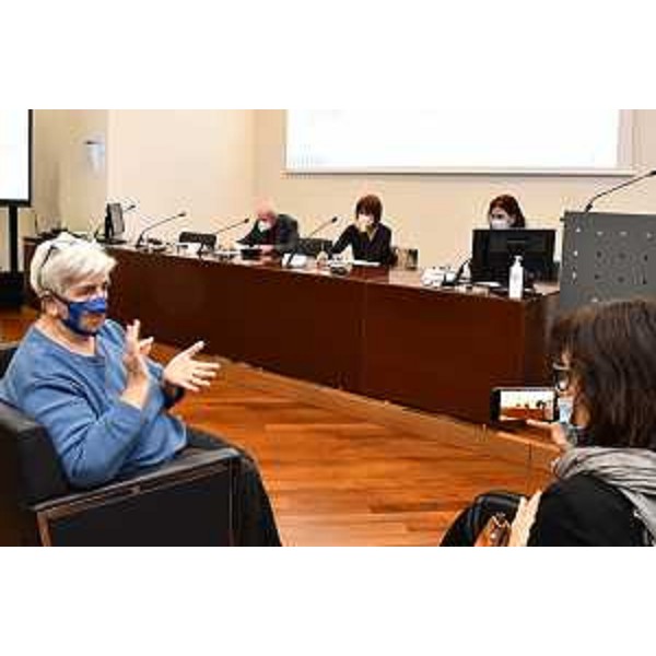 Espressione della lingua dei segni durante la conferenza stampa di presentazione del Masterplan regionale sul collocamento mirato - Espressione della lingua dei segni durante la conferenza stampa di presentazione del Masterplan regionale sul collocamento mirato 