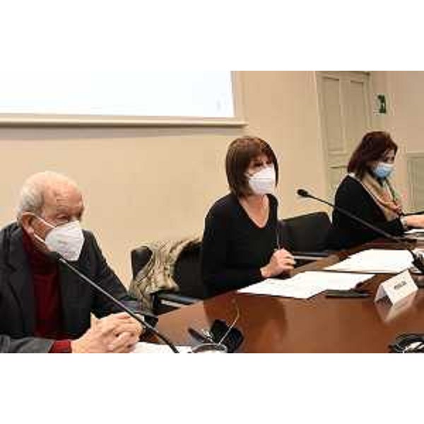 L'assessore regionale al Lavoro Alessia Rosolen (al centro). A sinistra il presidente della Consulta regionale delle Associazioni di persone con disabilità Mario Brancati; a destra la responsabile regionale del Collocamento mirato Flavia Maraston - L'assessore regionale al Lavoro Alessia Rosolen (al centro). A sinistra il presidente della Consulta regionale delle Associazioni di persone con disabilità Mario Brancati; a destra la responsabile regionale del Collocamento mirato Flavia Maraston 