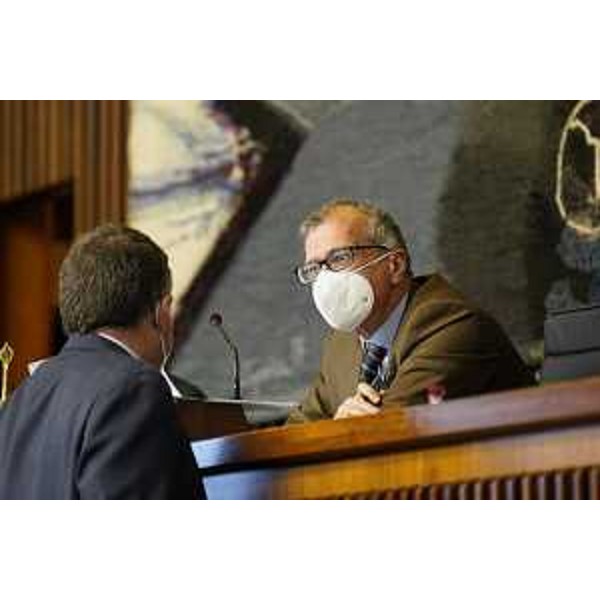 Il presidente del Cr Fvg, Piero Mauro Zanin, in Aula durante la Finanziaria con l'assessore regionale alle Autonomie locali, Pierpaolo Roberti (di spalle) - Il presidente del Cr Fvg, Piero Mauro Zanin, in Aula durante la Finanziaria con l'assessore regionale alle Autonomie locali, Pierpaolo Roberti (di spalle)