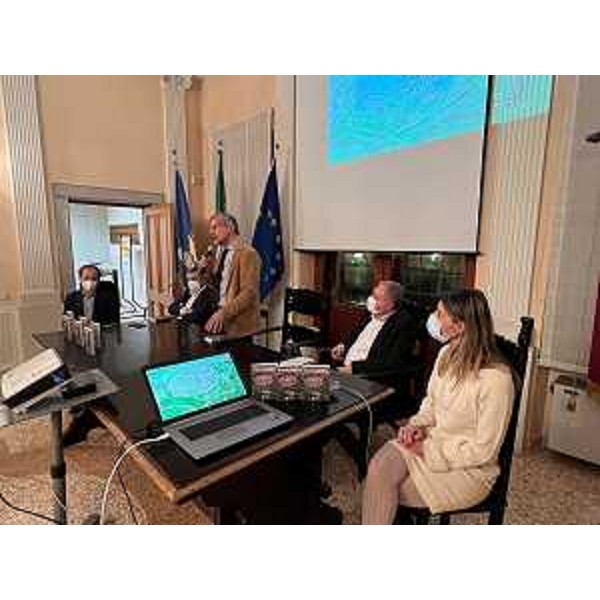 Da sx, l'autore Francesco Antonini, il vicesindaco Francesco Martines, il presidente del Cr Fvg, Piero Mauro Zanin, il sindaco Giuseppe Tellini e l'assessore comunale alla Cultura, Silvia Savi - Da sx, l'autore Francesco Antonini, il vicesindaco Francesco Martines, il presidente del Cr Fvg, Piero Mauro Zanin, il sindaco Giuseppe Tellini e l'assessore comunale alla Cultura, Silvia Savi