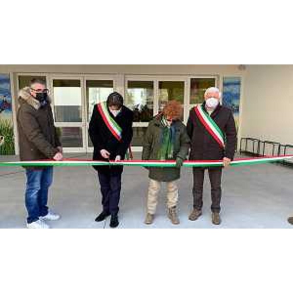 Gli assessori Roberti e Gibelli al taglio del nastro della Scuola primaria di Fanna. - Gli assessori Roberti e Gibelli al taglio del nastro della Scuola primaria di Fanna.