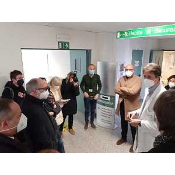Il vicegovernatore con delega alla Salute Riccardo Riccardi all'illustrazione della nuova risonanza magnetica dell'ospedale San Polo di Monfalcone - Il vicegovernatore con delega alla Salute Riccardo Riccardi all'illustrazione della nuova risonanza magnetica dell'ospedale San Polo di Monfalcone