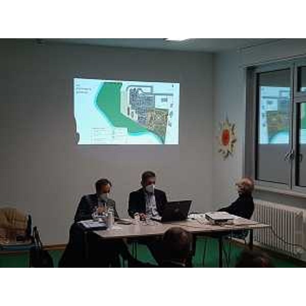 Il vicegovernatore con delega alla Salute Riccardo Riccardi (a destra nella foto) all'illustrazione ai sindaci del Medio Friuli del progetto di rifunzionalizzazione del distretto sanitario di Codroipo - Il vicegovernatore con delega alla Salute Riccardo Riccardi (a destra nella foto) all'illustrazione ai sindaci del Medio Friuli del progetto di rifunzionalizzazione del distretto sanitario di Codroipo