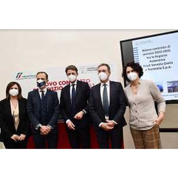 Foto di gruppo durante la presentazione a Trieste del nuovo Contratto di Servizio 2022-2031 firmato da Regione e Trenitalia. Da sinistra il direttore della Divisione passeggeri regionale Sabrina De Filippis, il governatore Massimiliano Fedriga, lamministratore delegato e direttore generale di Trenitalia Luigi Corradi, l'assessore Graziano Pizzimenti e il direttore regionale Trenitalia Elisa Nannetti. - Foto di gruppo durante la presentazione a Trieste del nuovo Contratto di Servizio 2022-2031 firmato da Regione e Trenitalia. Da sinistra il direttore della Divisione passeggeri regionale Sabrina De Filippis, il governatore Massimiliano Fedriga, lamministratore delegato e direttore generale di Trenitalia Luigi Corradi, l'assessore Graziano Pizzimenti e il direttore regionale Trenitalia Elisa Nannetti.