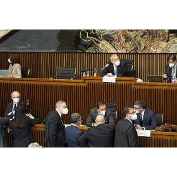 Il governatore del Fvg, Massimiano Fedriga, con alcuni assessori e consiglieri di Maggioranza. Sopra il presidente del Cr Fvg, Piero Mauro Zanin - Il governatore del Fvg, Massimiano Fedriga, con alcuni assessori e consiglieri di Maggioranza. Sopra il presidente del Cr Fvg, Piero Mauro Zanin