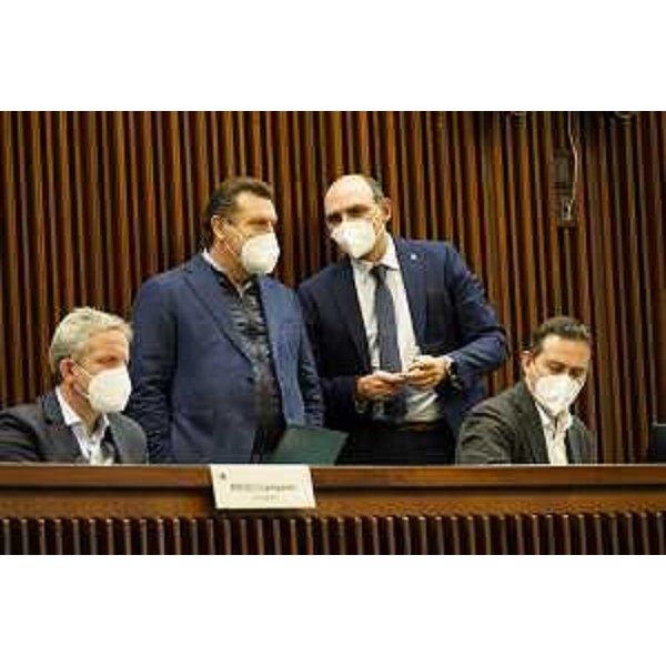 Giampaolo Bidoli e Massimo Moretuzzo (Patto9 e, al centro, Enzo Marsilio (Pd) con Cristian Sergo (M5S) - Giampaolo Bidoli e Massimo Moretuzzo (Patto9 e, al centro, Enzo Marsilio (Pd) con Cristian Sergo (M5S)