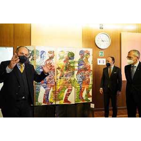 Il direttore della Scuola mosaicisti, Gian Piero Brovedani, illustra il mosaico esposto ai Passi perduti del Consiglio regionale. Accanto a lui, il presidente Stefano Lovison e il presidente dell'Aula, Piero Mauro Zanin - Il direttore della Scuola mosaicisti, Gian Piero Brovedani, illustra il mosaico esposto ai Passi perduti del Consiglio regionale. Accanto a lui, il presidente Stefano Lovison e il presidente dell'Aula, Piero Mauro Zanin