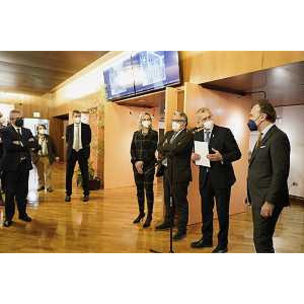 Il presidente del Consiglio regionale, Piero Mauro Zanin, tra il sindaco di Spilimbergo, Enrico Sarcinelli, e il presidente della Scuola mosaicisti, Stefano Lovison - Il presidente del Consiglio regionale, Piero Mauro Zanin, tra il sindaco di Spilimbergo, Enrico Sarcinelli, e il presidente della Scuola mosaicisti, Stefano Lovison