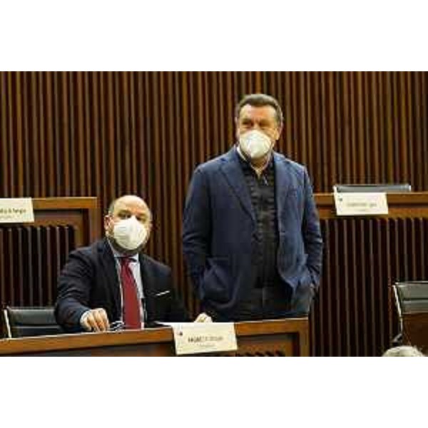 Enzo Marsilio (in piedi) e Diego Moretti, consiglieri del Pd - Enzo Marsilio (in piedi) e Diego Moretti, consiglieri del Pd