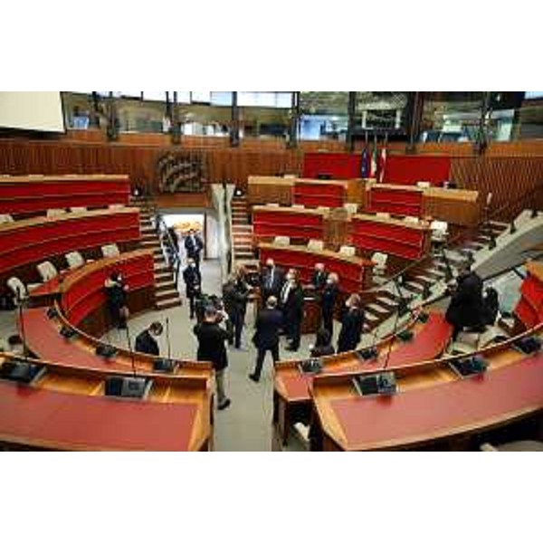 I presidenti in visita all'emiciclo del Consiglio regionale del Trentino-Alto Adige - INCONTRO DEI PRESIDENTI DEI CONSIGLI DELLE REGIONI AUTONOME. ALLA PRESENZA DEL PRES. JOSEF NOGGLER, DEL VICEPRES. PACCHER ROBERTO, DEL PRES. WALTER KASWALDER, DEL PRES. MICCICHE’, DEL PRES. ALBERTO BERTIN, DEL PRES. MICHELE PAIS, DELLA PRES. RITA MATTEI E IN VIDEOCONFERENZA DEL PRES. PIERO MAURO ZANIN. ©FOTO MATTEO RENSI.