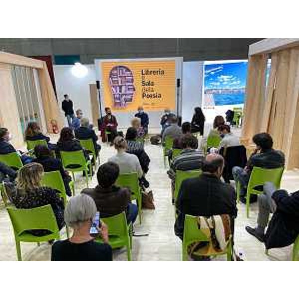 Il pubblico presente ad uno degli eventi dedicati alla poesia, ospitati nello stand del Friuli Venezia Giulia al Salone del libro di Torino svoltosi lo scorso mese di ottobre - Il pubblico presente ad uno degli eventi dedicati alla poesia, ospitati nello stand del Friuli Venezia Giulia al Salone del libro di Torino svoltosi lo scorso mese di ottobre