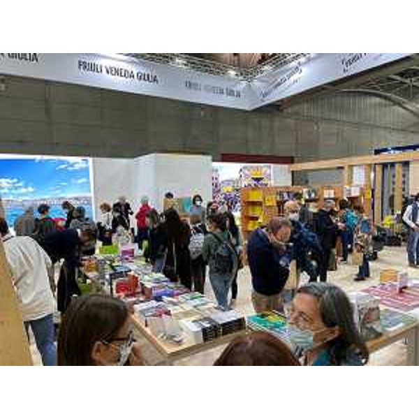 Il pubblico allo stand del Friuli Venezia Giulia allestito in occasione del Salone del libro di Torino svoltosi ad ottobre dello scorso anno - Il pubblico allo stand del Friuli Venezia Giulia allestito in occasione del Salone del libro di Torino svoltosi ad ottobre dello scorso anno