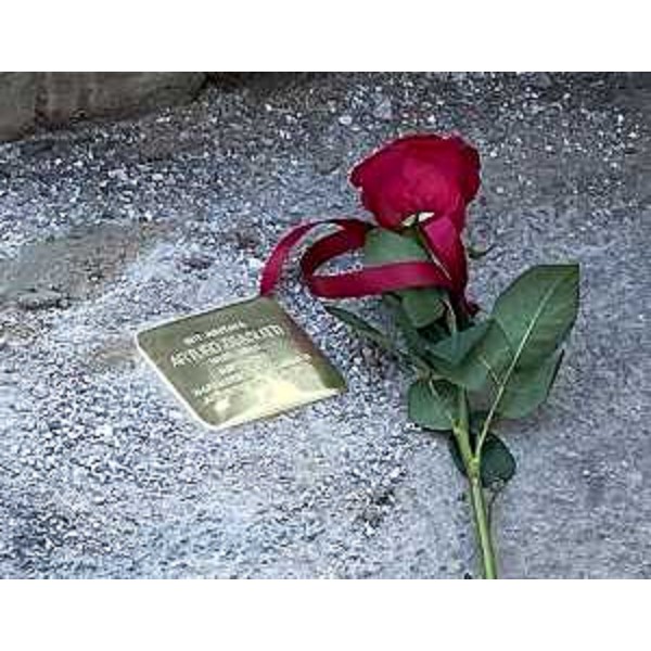 La pietra d'incimapo dedicata a Arturo Biasutti posata in via Nazario Sauro a Pordenone. - La pietra d'incimapo dedicata a Arturo Biasutti posata in via Nazario Sauro a Pordenone.