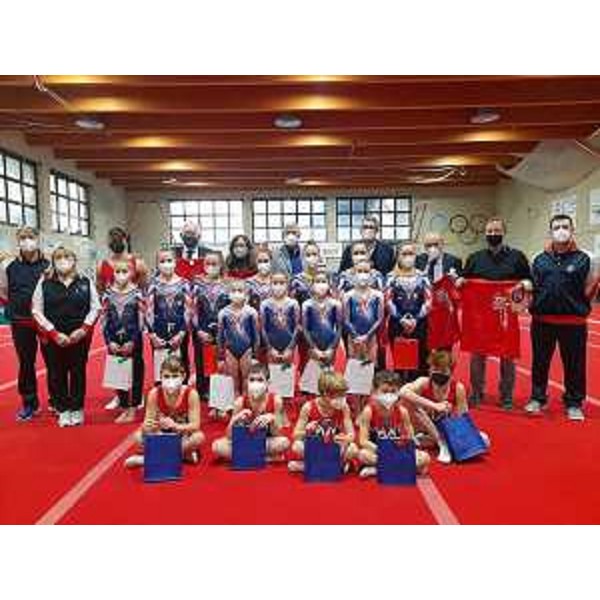 Foto di gruppo per l'Artistica 81 di Trieste insieme alle autorità presenti nella palestra Emilio Felluga di via Vespucci - Foto di gruppo per l'Artistica 81 di Trieste insieme alle autorità presenti nella palestra Emilio Felluga di via Vespucci