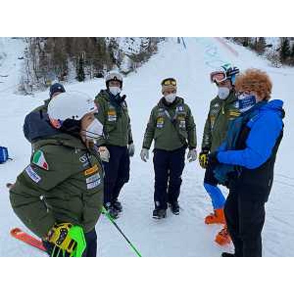 L'assessore regionale a Culture e Sport Tiziana Gibelli incontra gli azzurri dello sci alpino Riccardo Tonetti, gigantista proveniente dal Trentino Alto Adige, e la slalomista tarvisiana Lara Della Mea, assieme ai tecnici Giancarlo Bergamelli e Walter Girardi. - L'assessore regionale a Culture e Sport Tiziana Gibelli incontra gli azzurri dello sci alpino Riccardo Tonetti, gigantista proveniente dal Trentino Alto Adige, e la slalomista tarvisiana Lara Della Mea, assieme ai tecnici Giancarlo Bergamelli e Walter Girardi.