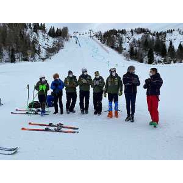 Gli assessori regionali alle Attività produttive e turismo Sergio Emidio Bini e a Culture e Sport Tiziana Gibelli incontrano gli azzurri dello sci alpino Riccardo Tonetti, gigantista proveniente dal Trentino Alto Adige, e la slalomista tarvisiana Lara Della Mea, assieme ai tecnici Giancarlo Bergamelli e Walter Girardi sullo Zoncolan. - Gli assessori regionali alle Attività produttive e turismo Sergio Emidio Bini e a Culture e Sport Tiziana Gibelli incontrano gli azzurri dello sci alpino Riccardo Tonetti, gigantista proveniente dal Trentino Alto Adige, e la slalomista tarvisiana Lara Della Mea, assieme ai tecnici Giancarlo Bergamelli e Walter Girardi sullo Zoncolan.