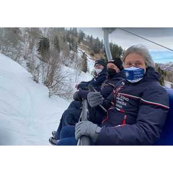 Bini assieme al direttore di PromoturismoFVG Antonio Bravo sulla seggiovia dello Zoncolan. - Bini assieme al direttore di PromoturismoFVG Antonio Bravo sulla seggiovia dello Zoncolan.