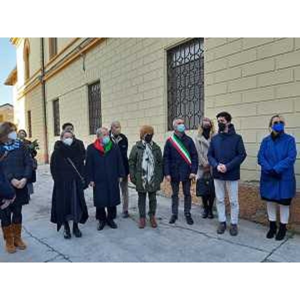 L'assessore regionale alla Cultura Tiziana Gibelli alla cerimonia itinerante di scopritura delle pietre della memoria a Sacile - L'assessore regionale alla Cultura Tiziana Gibelli alla cerimonia itinerante di scopritura delle pietre della memoria a Sacile