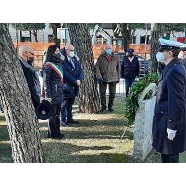 L'assessore regionale al Patrimonio Sebastiano Callari alla deposizione della corona l'alloro per le vittime civili di guerra nel parco di via Fratelli Rosselli a Monfalcone. Da sinistra a destra: Luciano Negri, presidente Anvcg, il sindaco Anna Maria Cisint e Callari - L'assessore regionale al Patrimonio Sebastiano Callari alla deposizione della corona l'alloro per le vittime civili di guerra nel parco di via Fratelli Rosselli a Monfalcone. Da sinistra a destra: Luciano Negri, presidente Anvcg, il sindaco Anna Maria Cisint e Callari