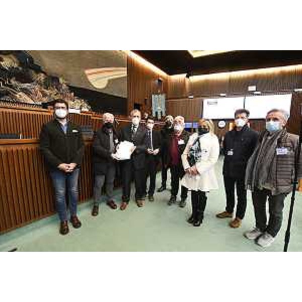 Giuseppe Del Piero consegna la mozione firmata da 1.133 cittadini al presidente del Cr Fvg, Piero Mauro Zanin - Giuseppe Del Piero consegna la mozione firmata da 1.133 cittadini al presidente del Cr Fvg, Piero Mauro Zanin