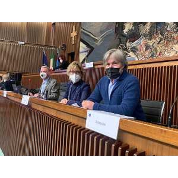 Gli assessori regionali alle Finanze, Barbara Zilli, e alle Attività produttive, Sergio Emidio Bini, durante i lavori della I Commissione consiliare. - Gli assessori regionali alle Finanze, Barbara Zilli, e alle Attività produttive, Sergio Emidio Bini, durante i lavori della I Commissione consiliare.