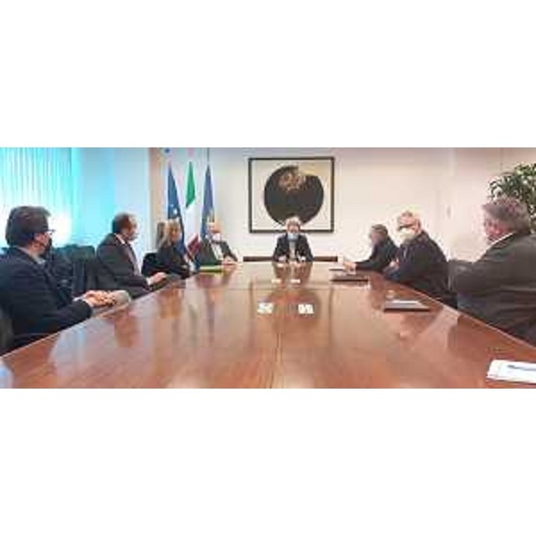 L'assessore regionale Graziano Pizzimenti nel corso della riunione con i sindaci - L'assessore regionale Graziano Pizzimenti nel corso della riunione con i sindaci