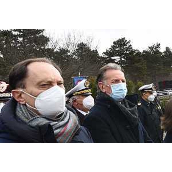 Anche l'assessore Scoccimarro (a destra nella foto) tra le autorità presenti alla solenne cerimonia del Giorno del Ricordo che si è tenuta a Basovizza - Anche l'assessore Scoccimarro (a destra nella foto) tra le autorità presenti alla solenne cerimonia del Giorno del Ricordo che si è tenuta a Basovizza