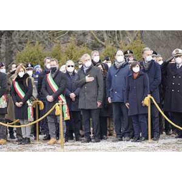 Il presidente del Cr Fvg, Piero Mauro Zanin, durante l'esecuzione dell'Inno di Mameli a Basovizza - Il presidente del Cr Fvg, Piero Mauro Zanin, durante l'esecuzione dell'Inno di Mameli a Basovizza