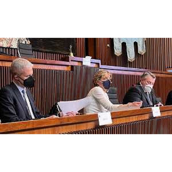 L'assessore alle Finanze Barbara Zilli (al centro) in Consiglio regionale. - L'assessore alle Finanze Barbara Zilli (al centro) in Consiglio regionale.